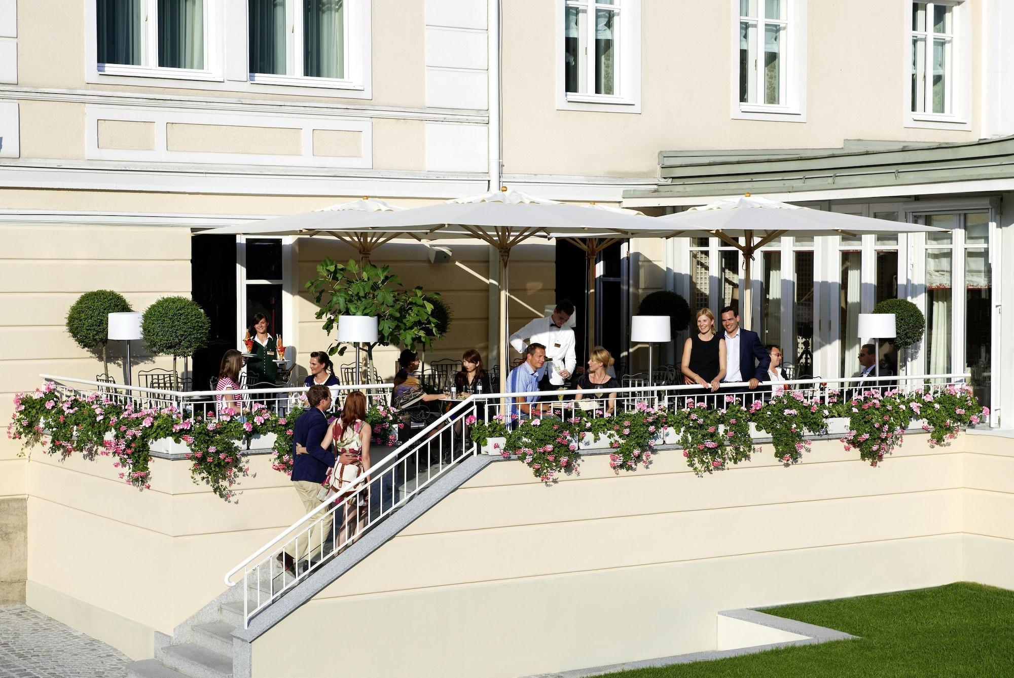 Hotel Sacher Salzburg Eksteriør billede The terrace of the Café Prückel
