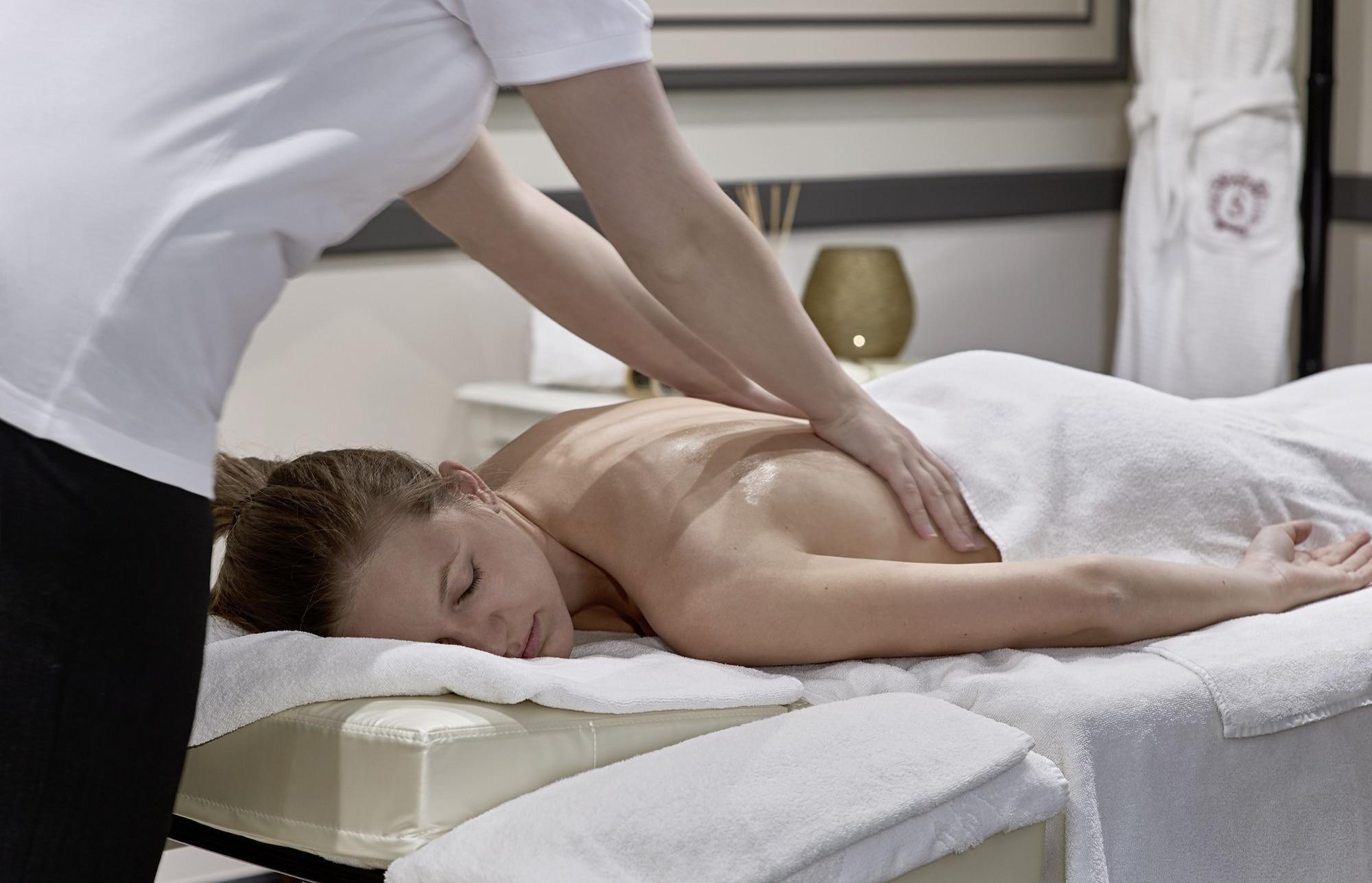 Hotel Sacher Salzburg Eksteriør billede A massage therapist treating a patient