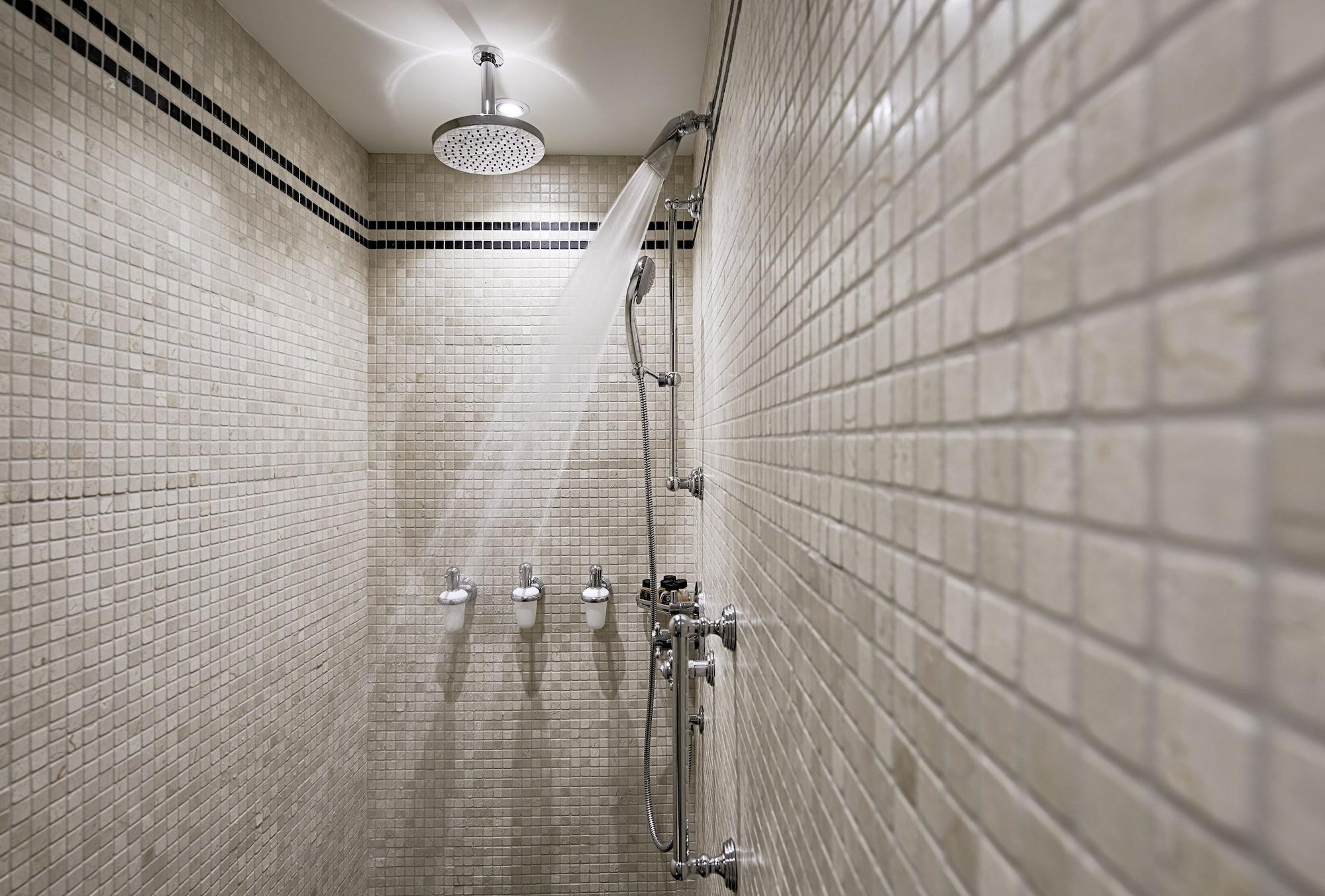 Hotel Sacher Salzburg Eksteriør billede A shower