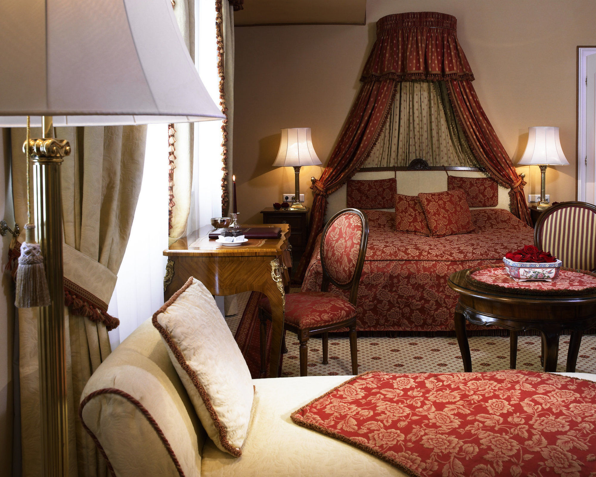 Hotel Sacher Salzburg Værelse billede A suite at the Hotel de Crillon
